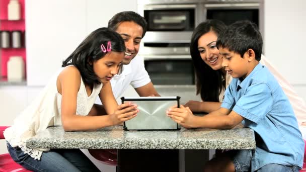 Joven familia asiática usando la tableta inalámbrica — Vídeo de stock