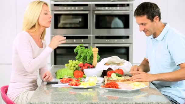昼食を準備家庭の台所の魅力的なカップル — ストック動画