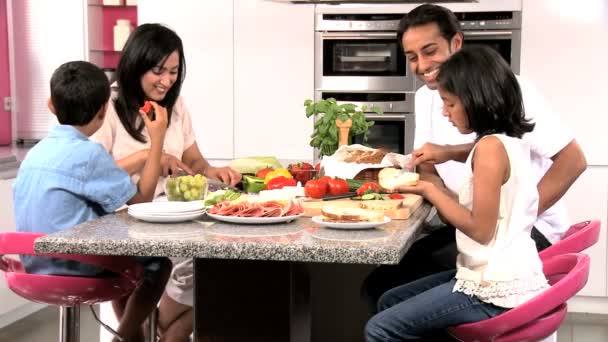 年轻的亚洲女孩帮助准备健康午餐 — 图库视频影像