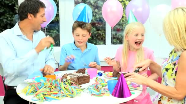 Aantrekkelijke Kaukasische familie genieten van cake van de kindverjaardag — Stockvideo