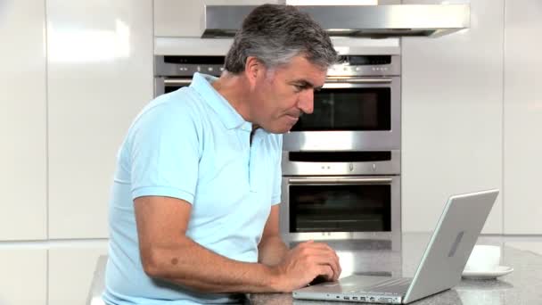 Ouder paar met laptop met succes online — Stockvideo