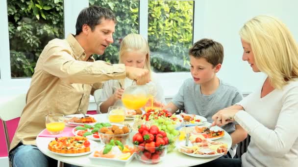 Νεαρή οικογένεια τρώγοντας υγιές γεύμα — Αρχείο Βίντεο