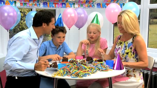 Atractiva familia caucásica disfrutando de pastel de cumpleaños — Vídeo de stock