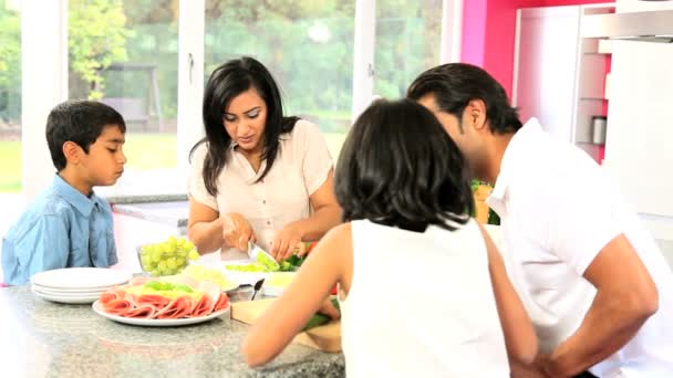 Familia étnica en la cocina preparando el almuerzo — Vídeos de Stock