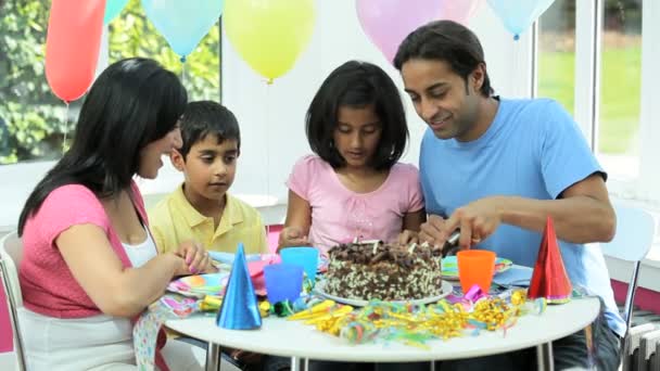 Junge asiatische Kinder genießen Geburtstagstorte — Stockvideo