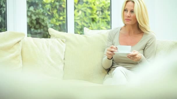 Mujer caucásica recibiendo flores frescas — Vídeos de Stock