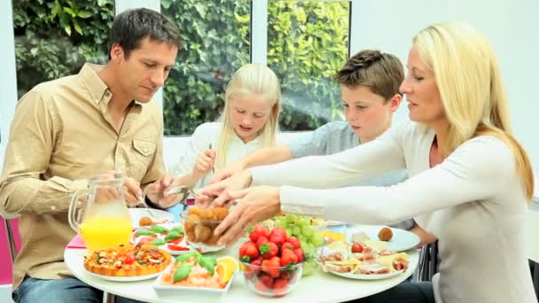 Familia joven comiendo una comida saludable — Vídeos de Stock