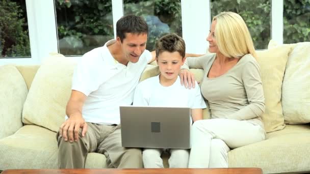 Famille caucasienne Communiquer via Webchat en ligne — Video