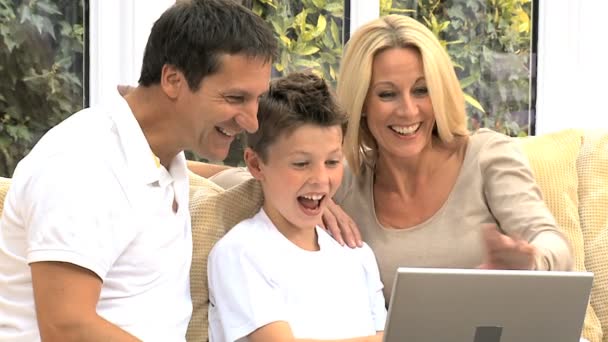 Giovane famiglia caucasica utilizzando Webchat online — Video Stock