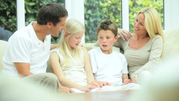 Giovane famiglia caucasica insieme a casa — Video Stock