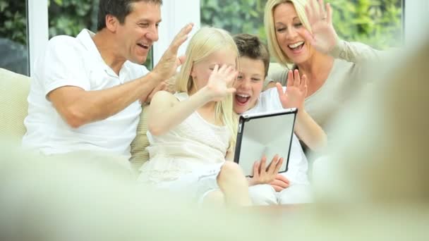 Familia Caucásica Usando Video Chat en Línea con Familiares — Vídeos de Stock