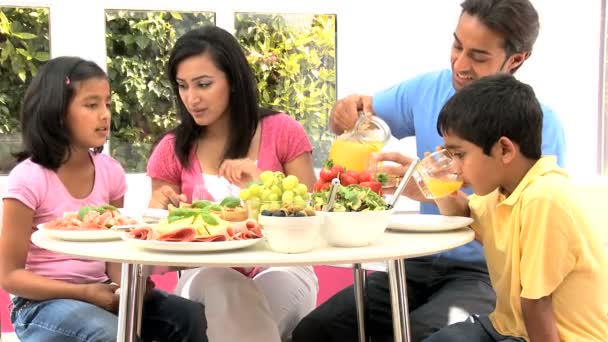 Νεαρή εθνοτικής οικογένεια που τρώνε το υγιές γεύμα μαζί — Αρχείο Βίντεο