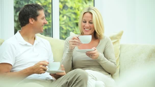 Atractiva pareja Relajándose con una taza de café — Vídeos de Stock