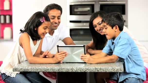 Joven familia asiática divirtiéndose con la tableta inalámbrica — Vídeos de Stock