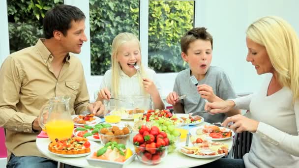 Junge kaukasische Familie beim gemeinsamen gesunden Mittagessen — Stockvideo