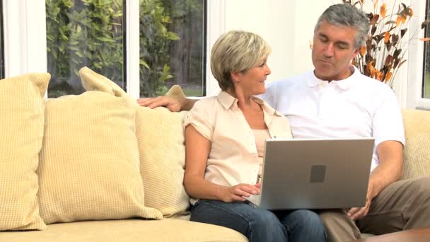 Ouder paar met behulp van home laptop — Stockvideo