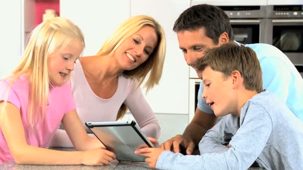 Família jovem com tablet sem fio na cozinha — Vídeo de Stock