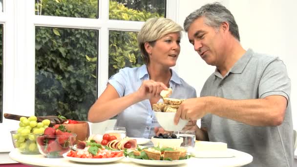 Ältere Paare teilen gesundes Mittagessen — Stockvideo