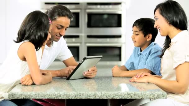 Joven familia asiática usando la tableta inalámbrica — Vídeos de Stock