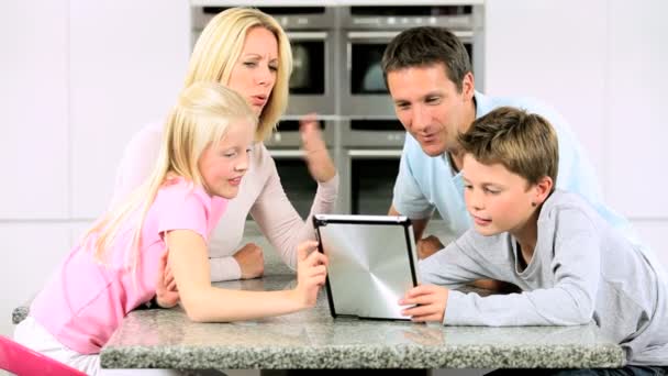 Famiglia caucasica Utilizzando Online Video Chat con i parenti — Video Stock