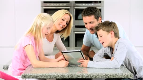 ワイヤレス タブレット キッチンで若い家族 — ストック動画