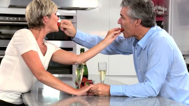 Şampanyayla kutlama yapan olgun bir çift. — Stok video