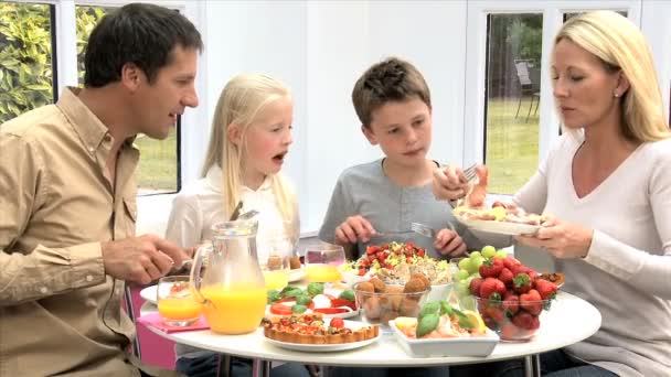 Atractiva familia caucásica comiendo juntos — Vídeos de Stock