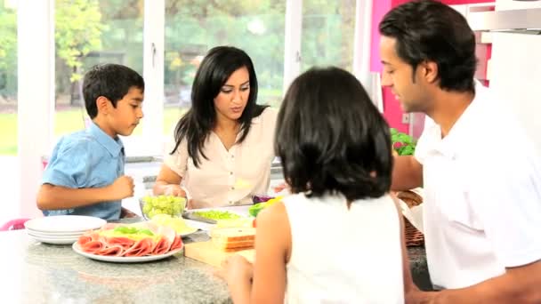 Genç Asyalı aile sağlıklı yemek yapma — Stok video