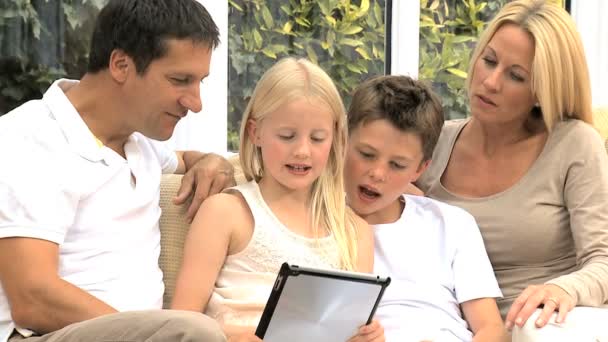 年轻的白人家庭与无线平板电脑很开心 — 图库视频影像