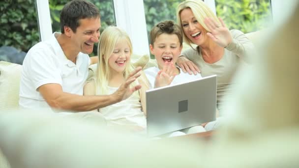 Familia joven caucásica usando Webchat en línea — Vídeo de stock