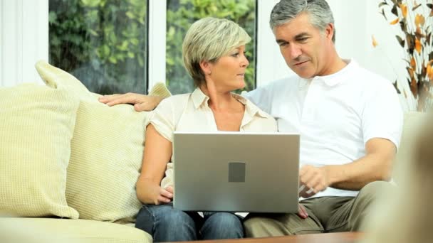 Casal maduro usando laptop em casa — Vídeo de Stock