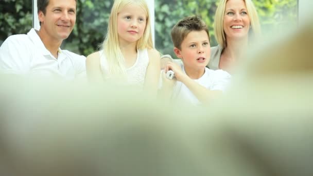 Jonge kinderen met plezier met elektronische spelconsole — Stockvideo