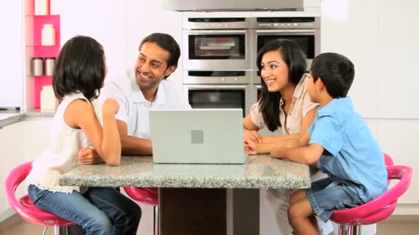 Joven familia asiática con ordenador portátil en la cocina — Vídeo de stock