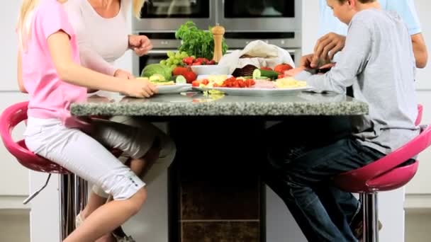 Joven chico caucásico ayudando a preparar un almuerzo saludable — Vídeos de Stock