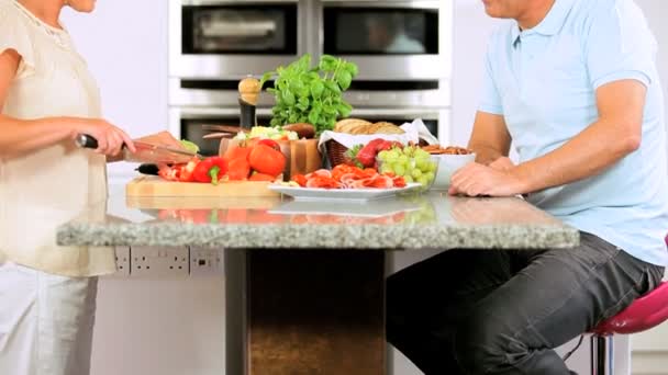 Pareja madura en la cocina casera preparando el almuerzo — Vídeo de stock