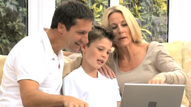 Beyaz aile Online webchat ile iletişim kurma — Stok video