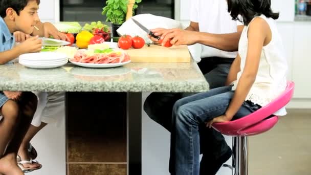 Asiatiska familjen Förbereda hälsosam lunch — Stockvideo