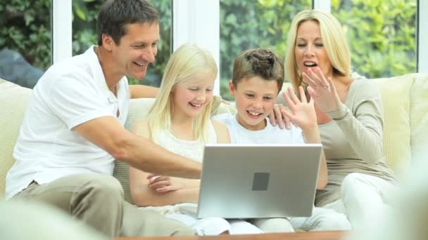 Ung familj med laptop för webchat — Stockvideo