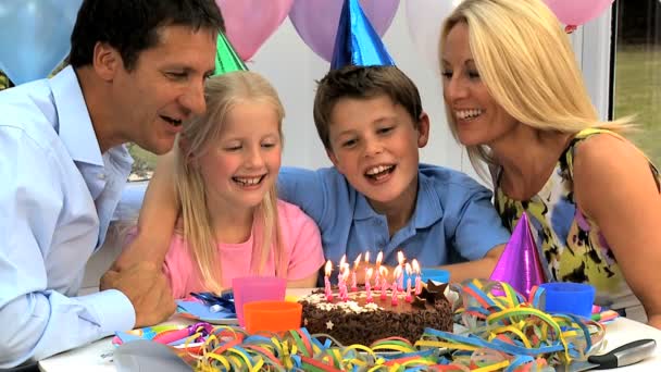 Jóvenes niños caucásicos disfrutando de las celebraciones de cumpleaños — Vídeos de Stock