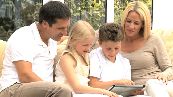 Jonge Kaukasische familie plezier met draadloze tablet — Stockvideo