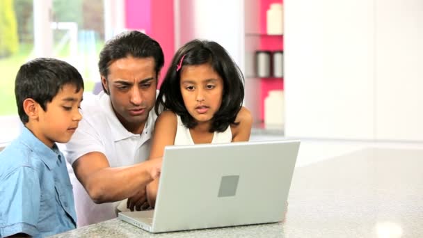 Jovem asiático pai & crianças usando laptop — Vídeo de Stock