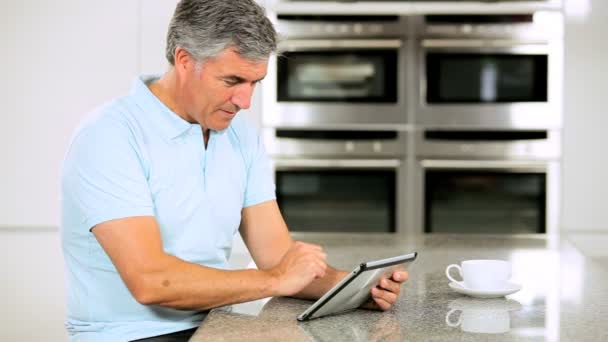 Äldre par & framgång på en trådlös Tablet PC — Stockvideo
