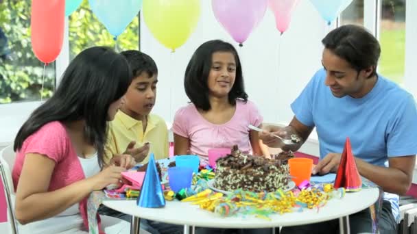 Asiatiska familj njuta av läckra tårta — Stockvideo