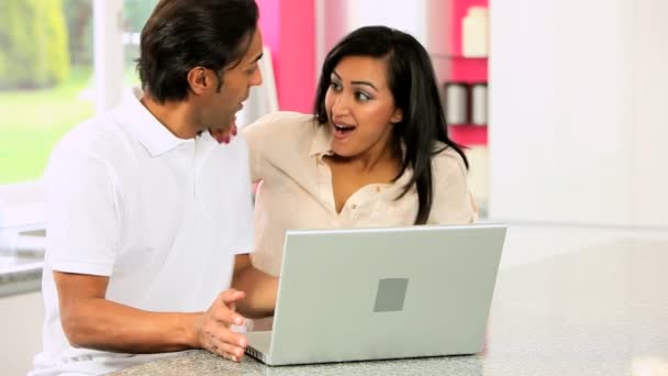 Casal étnico com laptop tendo sucesso online — Vídeo de Stock
