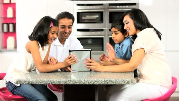 Giovane famiglia asiatica utilizzando tablet wireless — Video Stock