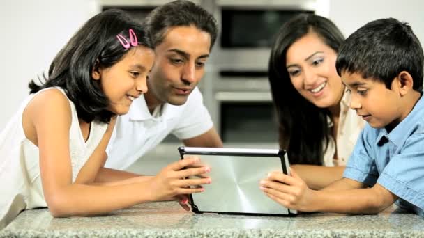 Jovem família asiática usando tablet sem fio — Vídeo de Stock