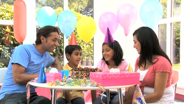 Jeune fille ethnique profitant des célébrations d'anniversaire — Video