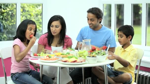 Jóvenes asiáticos familia compartir sano almuerzo juntos — Vídeo de stock