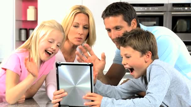 Familia Caucásica Usando Video Chat en Línea con Familiares — Vídeos de Stock