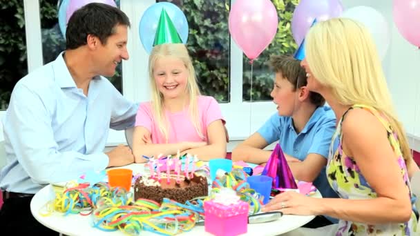 Menina loira jovem desfrutando de celebrações de aniversário — Vídeo de Stock